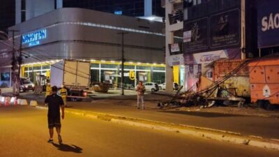 Carreta derruba poste, fere motoqueiro, destrói trailler de churrasquinho, causa apagão e queda de internet no Renascença, em São Luís