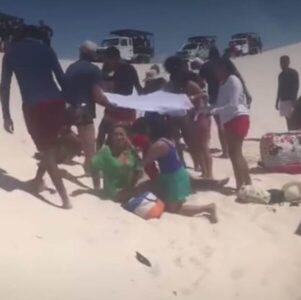 VÍDEO! Hilux com grupo de turistas capota nas dunas de Santo Amaro e deixa mulheres gravemente feridas