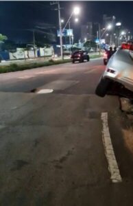 Vídeos! Crateras provocam acidentes e colocam em risco a vida dos motoristas no Calhau, em São Luís