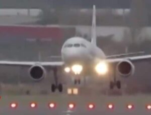 Assistam ao vídeo!!! Avião ‘dança’ no ar após fortes ventos e pouso é cancelado
