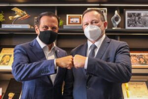 Comitiva liderada por Carlos Brandão conhece processo de fabricação da vacina BUTANVAC