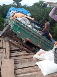 Caminhão tomba e perde parte da carga em ponte na zona rural de Mata Roma/MA