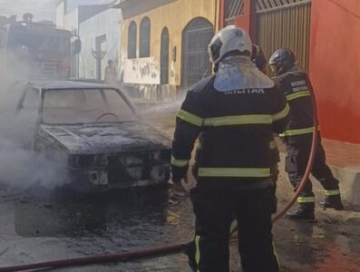 Fiat Uno pega fogo e é consumido pelas chamas no Cohatrac