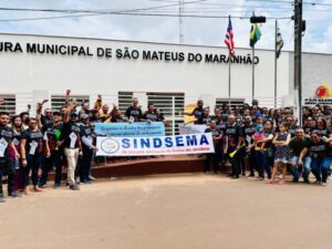 Professores de São Mateus do MA protestam em frente à Prefeitura