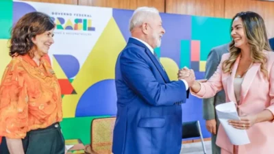 Lula sanciona projeto relatado por Ana Paula Lobato que regulamenta a profissão de sanitarista