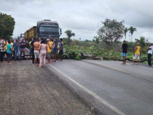 BR 135 sofre interdição total com protesto entre Santa Rita e Itapecuru