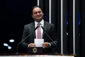 Vai à sanção projeto de Weverton que garante ecocardiograma fetal e ultrassonografias em gestantes no SUS