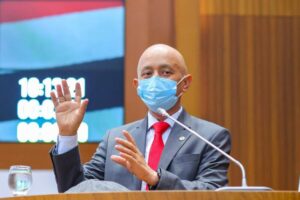 Após 12 sessões de quimioterapia, deputado agradece apoio e orações