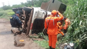 BR-135: Motorista fica gravemente ferido após carreta carregada de gás tombar no acesso ao porto do Itaqui,  em São Luís