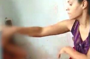 Mãe é presa após ser filmada agredindo com fio a filha de 7 anos