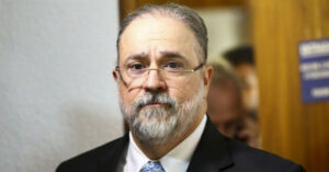 Procurador Geral da República dá prazo de 3 dias para analisar pedido de afastamento de Bolsonaro