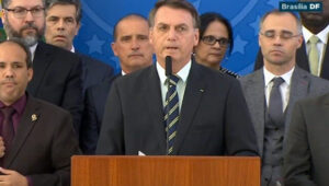 Bolsonaro diz que Moro aceitaria demissão de Valeixo depois de ser indicado para o STF