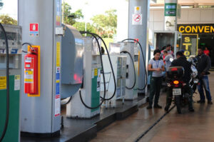 Petrobras reduz preço da gasolina em 8% nas refinarias; diesel cai 4%