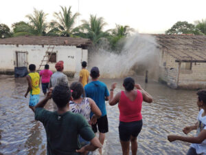 Rio Preto transborda e derruba mais de 10 casas na zona rural de Anapurus/MA