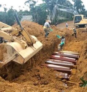 Enormes valas são usadas para enterrar de forma simultânea vítimas do coronavírus em Manaus