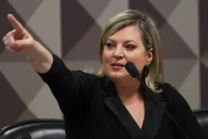 Então aliada de Bolsonaro, deputada Joice Hasselmann protocola pedido de impeachment, acusando o presidente de  tentar obstruir investigação dos filhos