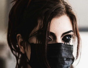 Modelo polonesa fica “cega” após tatuagem em globos oculares