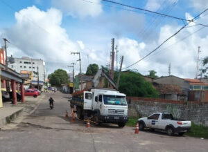 Após denúncia do blog, Equatorial Energia conserta poste que ameaçava cair no centro de Chapadinha