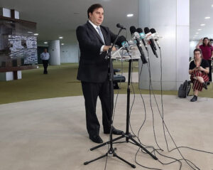 Rodrigo Maia defende que Bolsonaro aumente de 200 para R$ 500 auxílio para trabalhador informal, durante crise do cornavírus