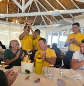 Carlos Figueiredo reúne amigos em comemoração de aniversário