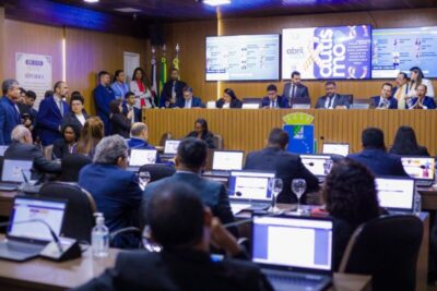 Projetos aprovados na Câmara abordam violência obstétrica, prova de vida e vacinação nas escolas