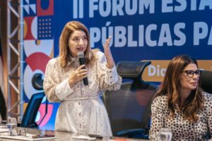 Iracema Vale profere palestra no II Fórum Estadual de Políticas Públicas para as Mulheres