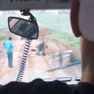 VÍDEO! Homem é morto a golpes de facão na frente de estudantes