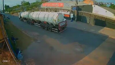 VÍDEO: Motociclista morre após ser atingido por ‘carrocinha’ que se desprendeu de moto