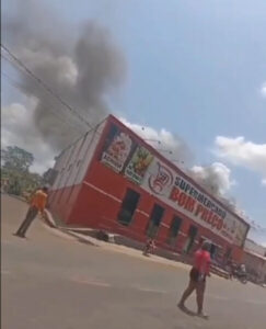 VÍDEO: Supermercado é destruído por incêndio em Sítio Novo