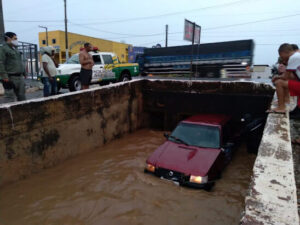 Chuva causa interdição de BR, arrasta carros e alaga ruas no Piauí