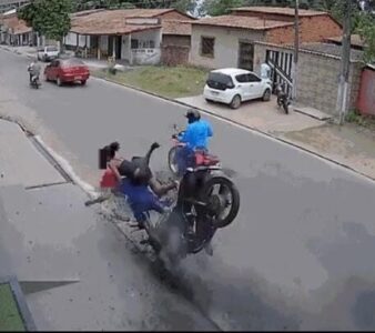 VÍDEO: Dupla é arremessada de moto após piloto perder controle