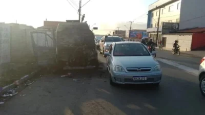Ambulância pega fogo e fica destruída em São Luís