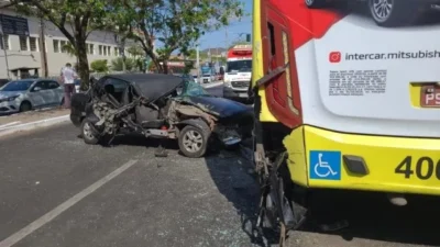 VÍDEO: carro fica destruído após colidir em ônibus em São Luís