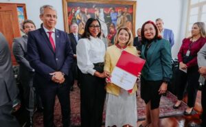 Iracema Vale é homenageada com mais alta comenda do Poder Judiciário maranhense