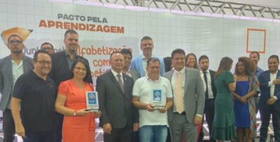 Sebastião Costa é homenageado com o prêmio do Estado o Selo de Ouro Prefeito da Educação