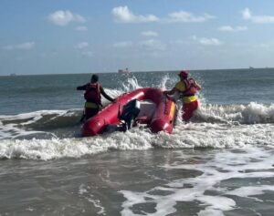 Bombeiros encontram corpo de adolescente vítima de afogamento na praia de São Marcos