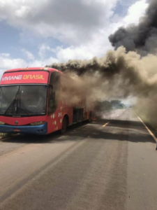 Ônibus da cantora Viviane Brasil, atração do carnaval de Chapadinha, pega fogo na estrada