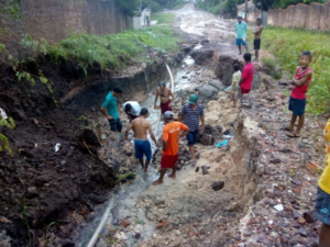 Cratera toma conta da Travessa Coelho Neto, em Chapadinha; Erosão impede tráfego e ameaça construções