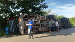 Acidente: Caminhão carregado de botijão de gás tomba em Mata Roma/MA