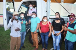 Deputado Hildo Rocha e ex-prefeito Solimar entregam caminhão para produtores rurais de Matões do Norte