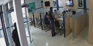 Homem disfarçado de Policial Militar assalta banco em Pinheiro