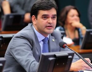 Após virose, deputado Rubens Júnior descobre cisto no rim