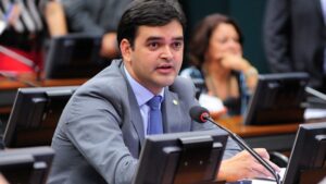 Rubens Júnior suspende agenda com suspeita de Covid-19