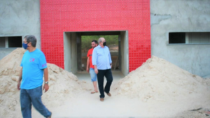 Hildo Rocha vistoria construção de ginásio de esportes, em Nina Rodrigues