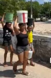 Preocupado com eleição em Presidente Dutra Fábio Gentil esquece povo de Caxias que carrega lata com água na cabeça por falta de abastecimento nas torneiras