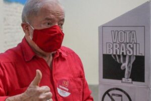 Fachin anula três processos contra Lula e petista volta a ficar elegível
