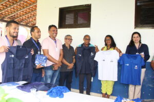 Prefeitura de Raposa entrega kits de fardamentos para Conselheiros Municipais de Saúde