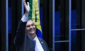 Tchau política partidária; Dino faz discurso de despedida no Senado