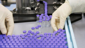 Comitê nos EUA recomenda aprovação de uso emergencial da vacina da Pfizer e BioNTech, contra Covid-19