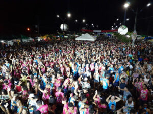 Multidão ferve no corredor da folia no encerramento do carnaval de Urbano Santos/MA